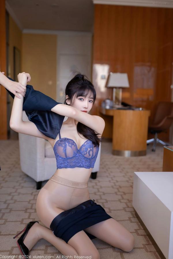 陆萱萱 萱萱Cecilia  秀人网-9263-陆萱萱-OL深蓝制服职场诱惑，蓝色内衣搭配肉丝私房写真，极致迷人御姐气质-2024.10.10第33张图片