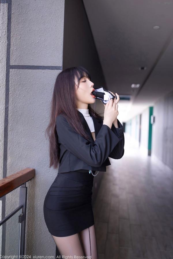陆萱萱 萱萱Cecilia  XiuRen秀人网-8627-陆萱萱-极致性感私房大片，绝美身材驾驭吊带黑丝与白T，展现撩人风情-2024.05.30第1张图片