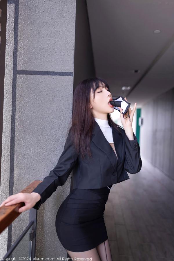 陆萱萱 萱萱Cecilia  XiuRen秀人网-8627-陆萱萱-极致性感私房大片，绝美身材驾驭吊带黑丝与白T，展现撩人风情-2024.05.30第3张图片