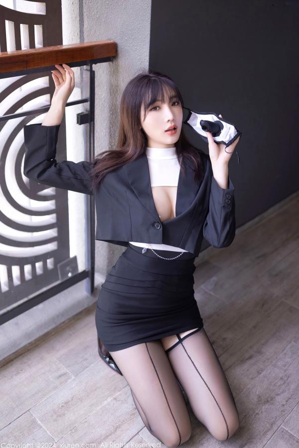 陆萱萱 萱萱Cecilia  XiuRen秀人网-8627-陆萱萱-极致性感私房大片，绝美身材驾驭吊带黑丝与白T，展现撩人风情-2024.05.30第7张图片