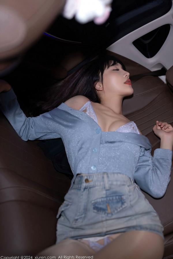 陆萱萱 萱萱Cecilia  【秀人网】XiuRen-8590-陆萱萱-浅蓝色衬衫牛仔短裙-车内私房大尺度性感美腿写真-2024.05.23第9张图片