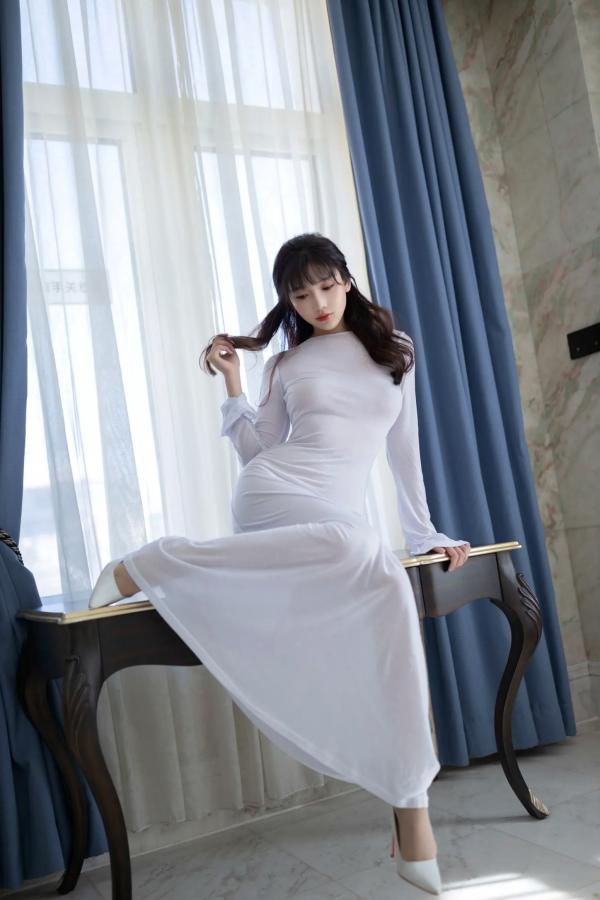 陆萱萱 萱萱Cecilia  陆萱萱 - 纯白透视礼服性感私房照，优雅女神光影间展现迷人曲线 [80P]第4张图片