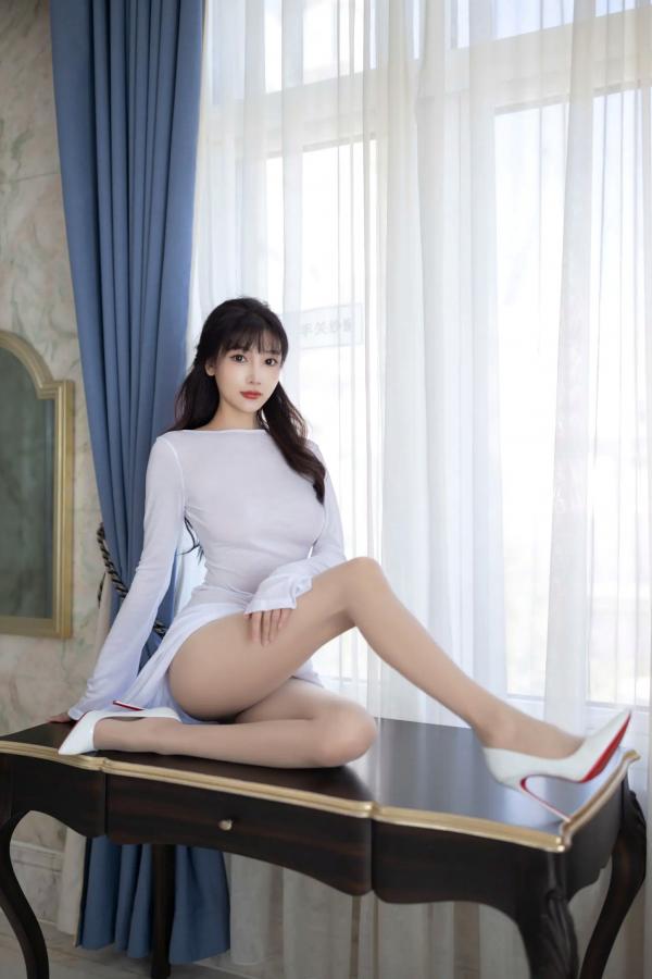 陆萱萱 萱萱Cecilia  陆萱萱 - 纯白透视礼服性感私房照，优雅女神光影间展现迷人曲线 [80P]第18张图片