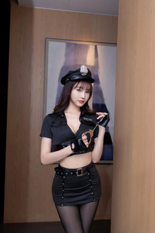 陆萱萱 萱萱Cecilia  陆萱萱制服诱惑私房写真：迷人警花与性感蕾丝内衣，黑丝美腿极致诱惑[91P]第2张图片