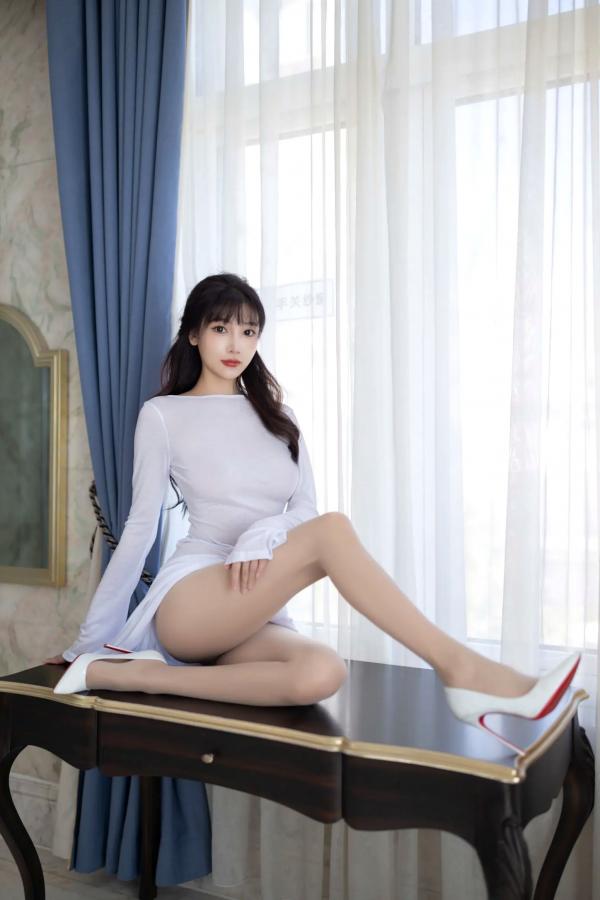 陆萱萱 萱萱Cecilia  陆萱萱魅惑肉丝私房大片：室内居家唯美白衣丝袜诱惑写真[80P]第18张图片
