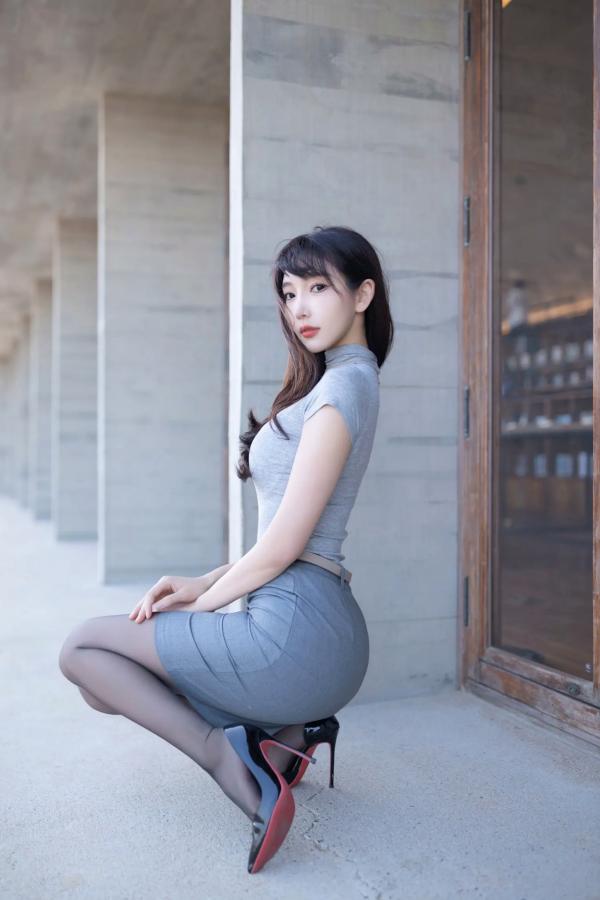 陆萱萱 萱萱Cecilia  陆萱萱 灰色紧身OL制服诱惑与紫色私房内衣大尺度写真[90P]第7张图片