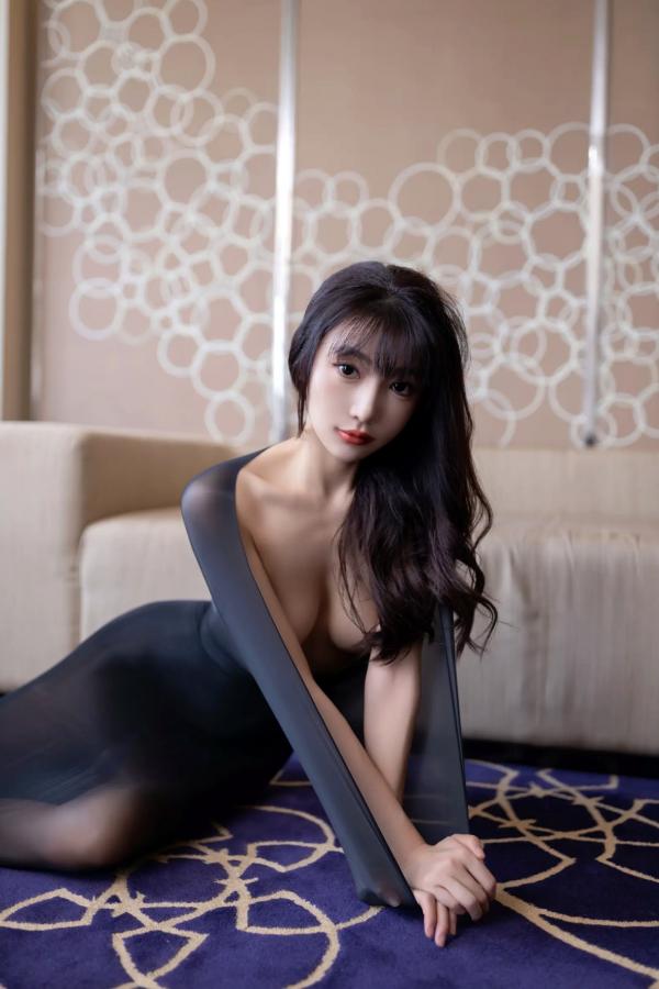 陆萱萱 萱萱Cecilia  陆萱萱 黑色连体丝袜 极致紧身曲线 室内私房摄影 诱惑美图[81P]第32张图片