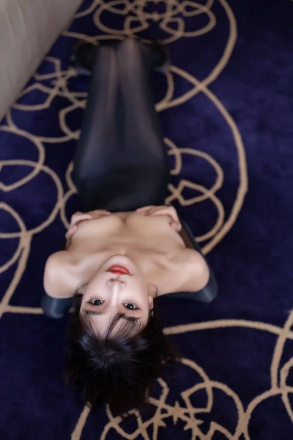 陆萱萱 萱萱Cecilia  陆萱萱 黑色连体丝袜 极致紧身曲线 室内私房摄影 诱惑美图[81P]第56张图片