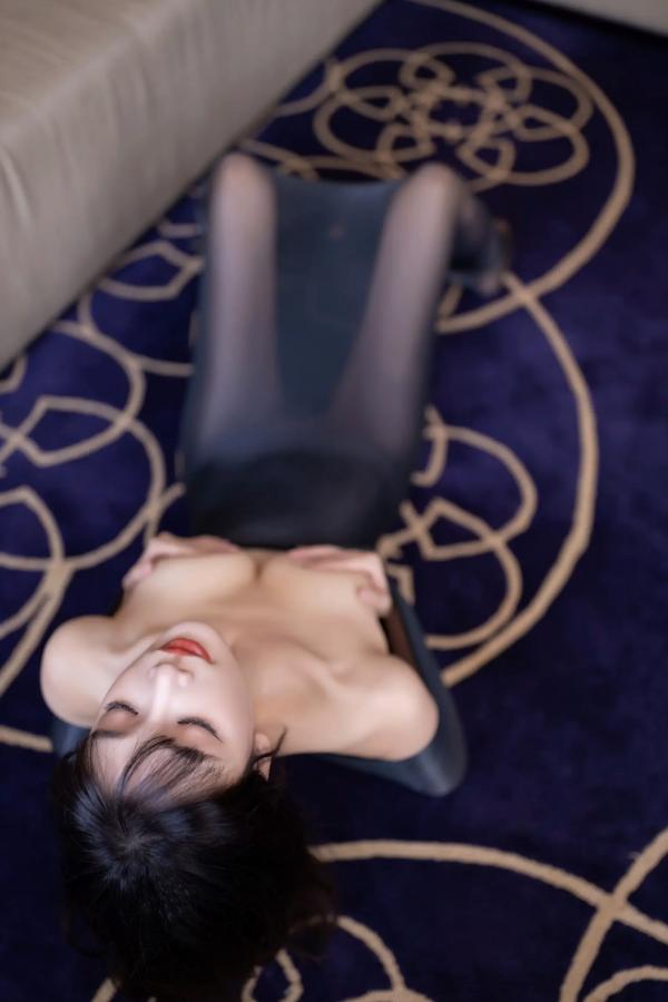 陆萱萱 萱萱Cecilia  陆萱萱 黑色连体丝袜 极致紧身曲线 室内私房摄影 诱惑美图[81P]第57张图片