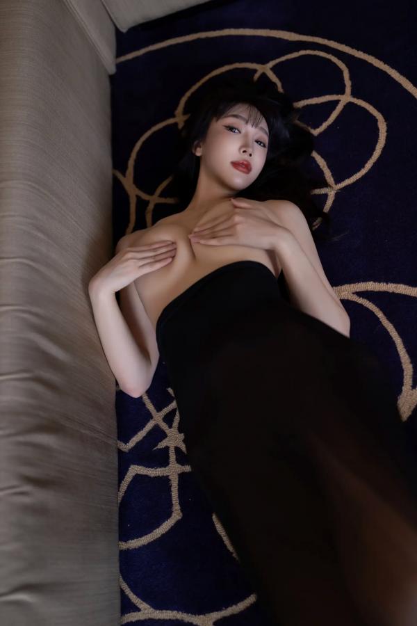 陆萱萱 萱萱Cecilia  陆萱萱 黑色连体丝袜 极致紧身曲线 室内私房摄影 诱惑美图[81P]第72张图片
