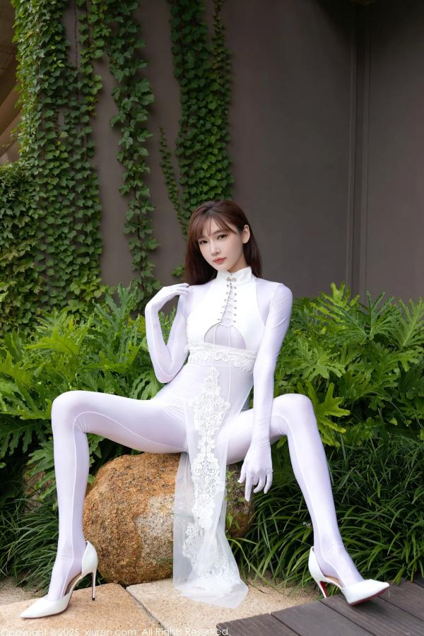 陆萱萱 萱萱Cecilia  [XiuRen] 秀人 2025.08.28 No.10704 陆萱萱 白色紧身衣极品私房大片，极致美感与诱惑身姿第7张图片