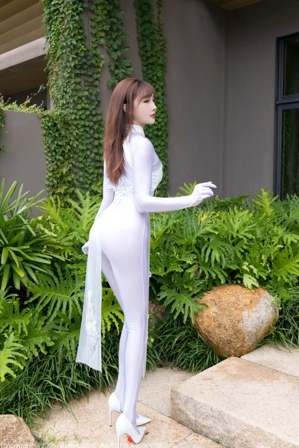 陆萱萱 萱萱Cecilia  [XiuRen] 秀人 2025.08.28 No.10704 陆萱萱 白色紧身衣极品私房大片，极致美感与诱惑身姿第8张图片