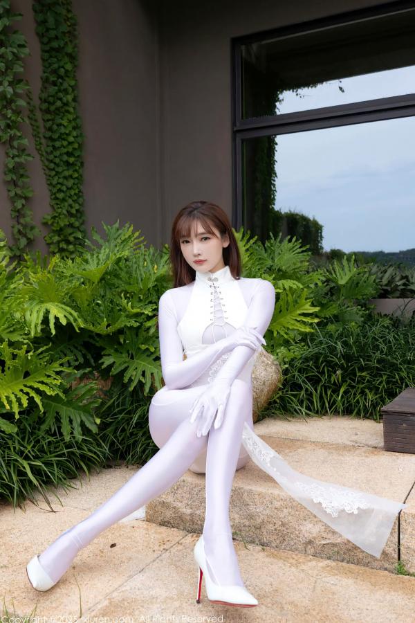 陆萱萱 萱萱Cecilia  [XiuRen] 秀人 2025.08.28 No.10704 陆萱萱 白色紧身衣极品私房大片，极致美感与诱惑身姿第11张图片