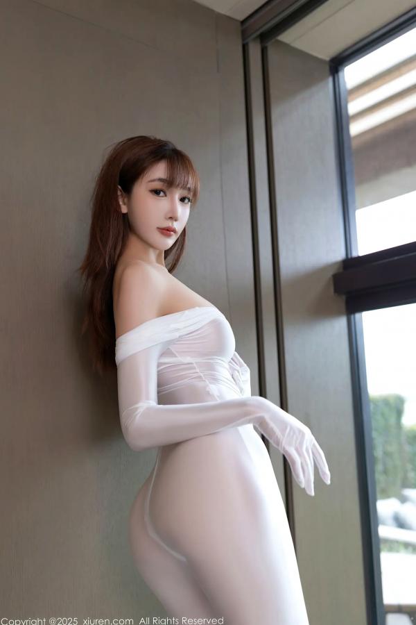 陆萱萱 萱萱Cecilia  [XiuRen] 秀人 2025.08.28 No.10704 陆萱萱 白色紧身衣极品私房大片，极致美感与诱惑身姿第32张图片