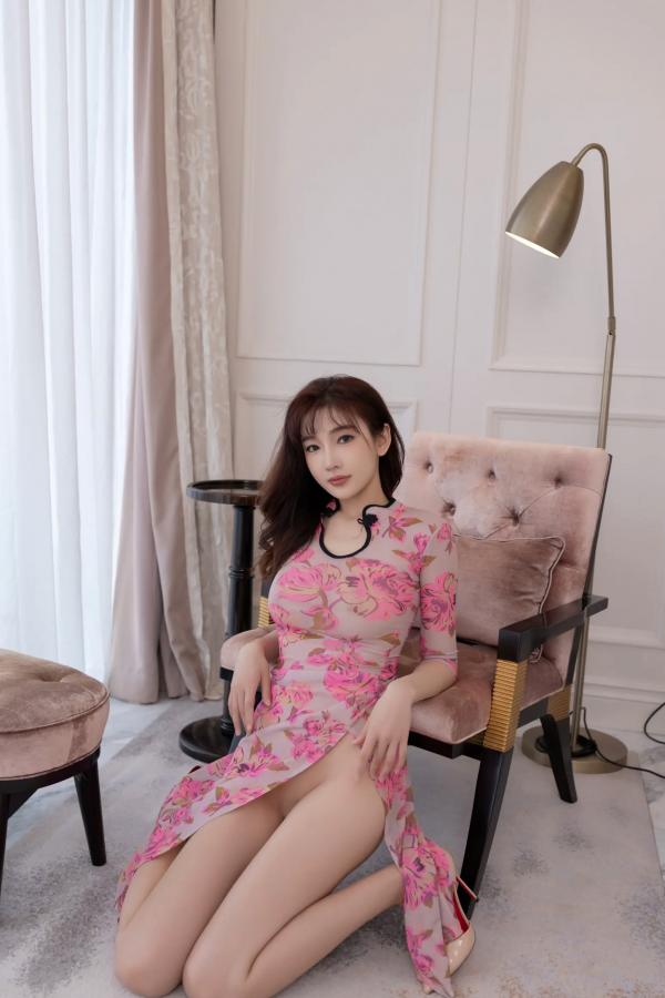陆萱萱 萱萱Cecilia  陆萱萱旗袍私房摄影：半透明花卉改良旗袍风格，室内极致诱惑写真大片第68张图片
