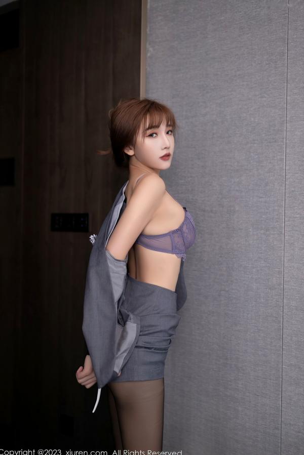 陆萱萱 萱萱Cecilia  秀人网女神陆萱萱：灰色职业装与灰紫色蕾丝内衣诱惑，演绎冷艳职场轻熟风，释放极致迷人气息第20张图片