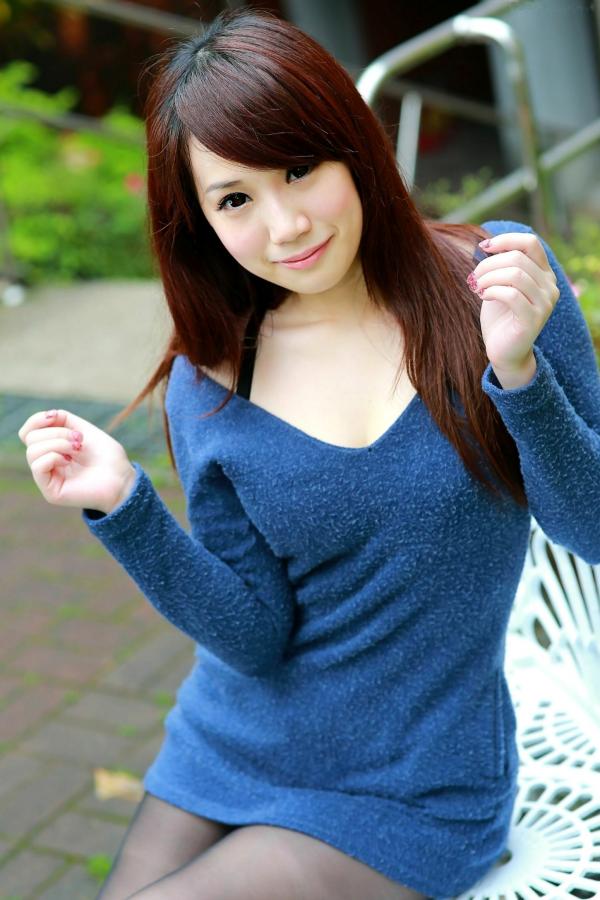 黄容安 小容  台湾正妹小容街拍写真：甜美针织裙搭配修长黑丝，展现迷人气质第3张图片