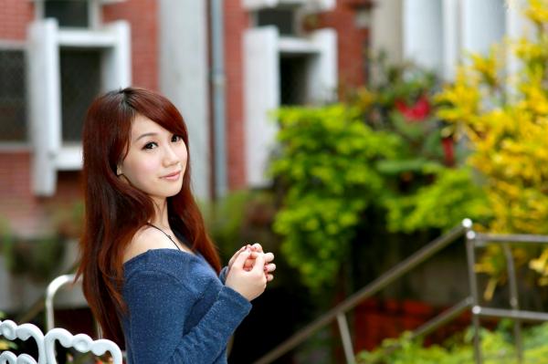 黄容安 小容  台湾正妹小容街拍写真：甜美针织裙搭配修长黑丝，展现迷人气质第5张图片