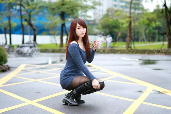 黄容安 小容  台湾正妹小容街拍写真：甜美针织裙搭配修长黑丝，展现迷人气质第6张图片
