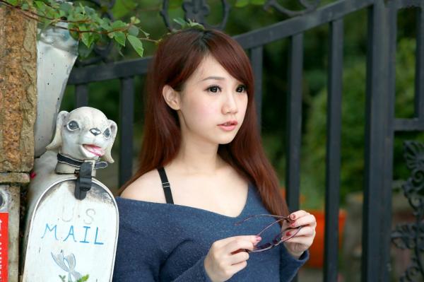 黄容安 小容  台湾正妹小容街拍写真：甜美针织裙搭配修长黑丝，展现迷人气质第14张图片
