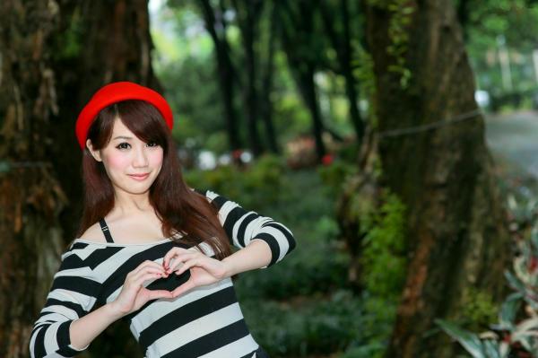 黄容安 小容  台湾正妹小容街拍写真：甜美针织裙搭配修长黑丝，展现迷人气质第19张图片