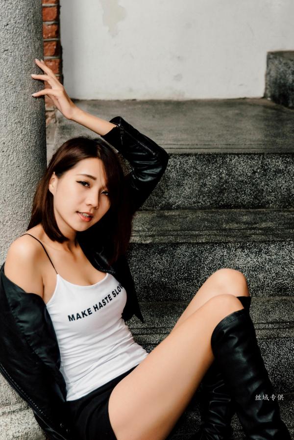 黃竹萱 Sabrina宣萱儿  台湾正妹黄竹萱《街拍》清新短发气质写真集，治愈系甜美笑容户外生活照第13张图片