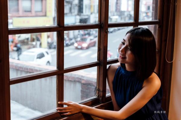黃竹萱 Sabrina宣萱儿  台湾正妹黄竹萱《街拍》清新短发气质写真集，治愈系甜美笑容户外生活照第15张图片