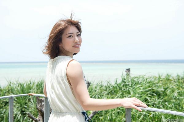 市川まさみ 市川雅美  Graphis_市川まさみ写真集：清纯海边与室内私房魅力，演绎极致骨感艺术性感画报第12张图片