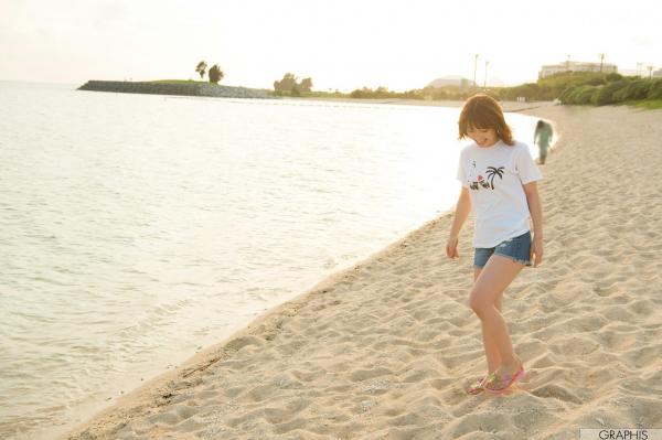 市川まさみ 市川雅美  Graphis_市川まさみ写真集：清纯海边与室内私房魅力，演绎极致骨感艺术性感画报第29张图片