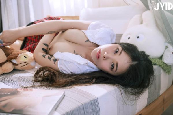    JVID-Bunny-看似清纯学生妹，校园制服私房写真，魅惑纹身少女的纯欲大尺度演绎第17张图片