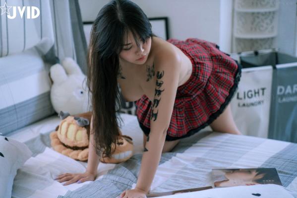    JVID-Bunny-看似清纯学生妹，校园制服私房写真，魅惑纹身少女的纯欲大尺度演绎第22张图片