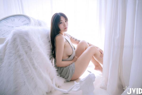    JVID-Bunny-看似清纯学生妹，校园制服私房写真，魅惑纹身少女的纯欲大尺度演绎第40张图片