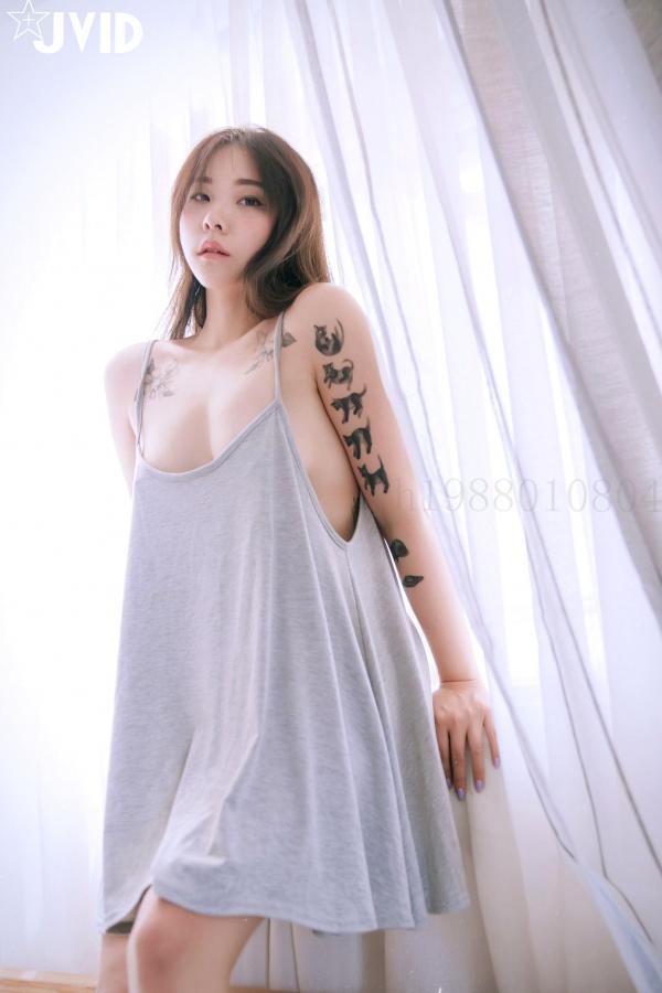    JVID-Bunny-看似清纯学生妹，校园制服私房写真，魅惑纹身少女的纯欲大尺度演绎第42张图片