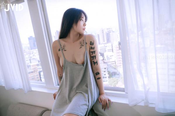    JVID-Bunny-看似清纯学生妹，校园制服私房写真，魅惑纹身少女的纯欲大尺度演绎第53张图片