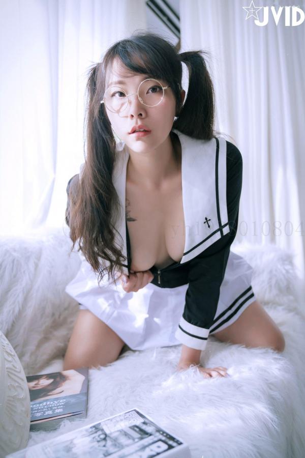   JVID-Bunny-看似清纯学生妹，校园制服私房写真，魅惑纹身少女的纯欲大尺度演绎第60张图片