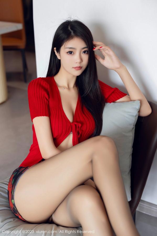 可乐Vicky  [XiuRen]高清写真图 2023.08.18 No.7249 可乐Vicky 短裙美腿第10张图片