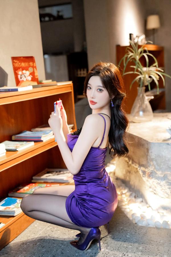 杨晨晨 sugar小甜心CC  杨晨晨轻透情趣私房套图，优雅紫色吊带短裙配黑丝美腿，女神卧室慵懒诱惑写真 [101P]第18张图片