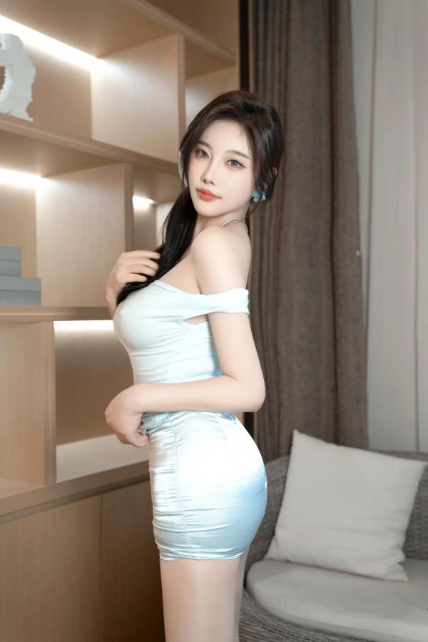 杨晨晨 sugar小甜心CC  杨晨晨 - 白丝情趣与清纯吊带裙，时尚私房写真，极致丝袜美腿诱惑，气质女神室内实拍精选第32张图片