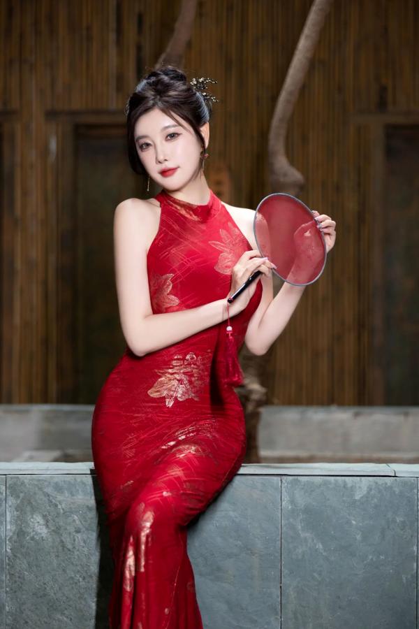 杨晨晨 sugar小甜心CC  杨晨晨红色旗袍古典韵味与闪钻比基尼极致诱惑私房套图，颜值身材双重暴击 [109P]第1张图片