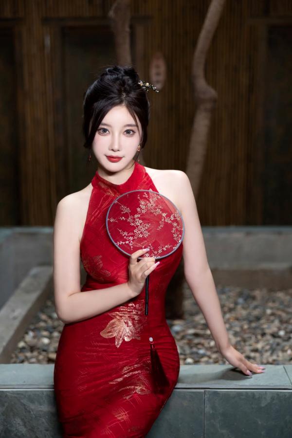 杨晨晨 sugar小甜心CC  杨晨晨红色旗袍古典韵味与闪钻比基尼极致诱惑私房套图，颜值身材双重暴击 [109P]第4张图片