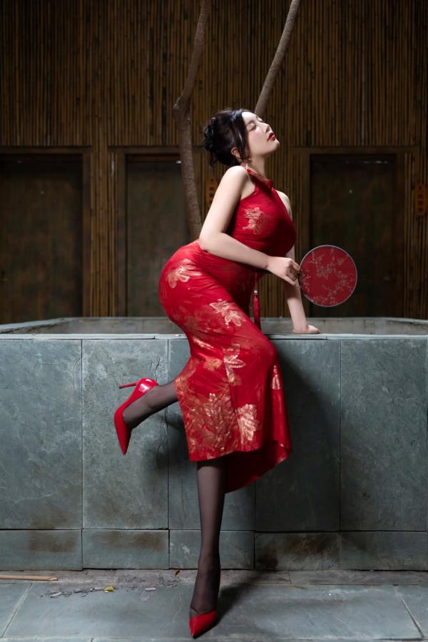 杨晨晨 sugar小甜心CC  杨晨晨红色旗袍古典韵味与闪钻比基尼极致诱惑私房套图，颜值身材双重暴击 [109P]第7张图片