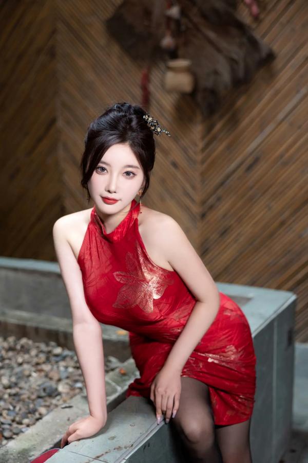 杨晨晨 sugar小甜心CC  杨晨晨红色旗袍古典韵味与闪钻比基尼极致诱惑私房套图，颜值身材双重暴击 [109P]第9张图片