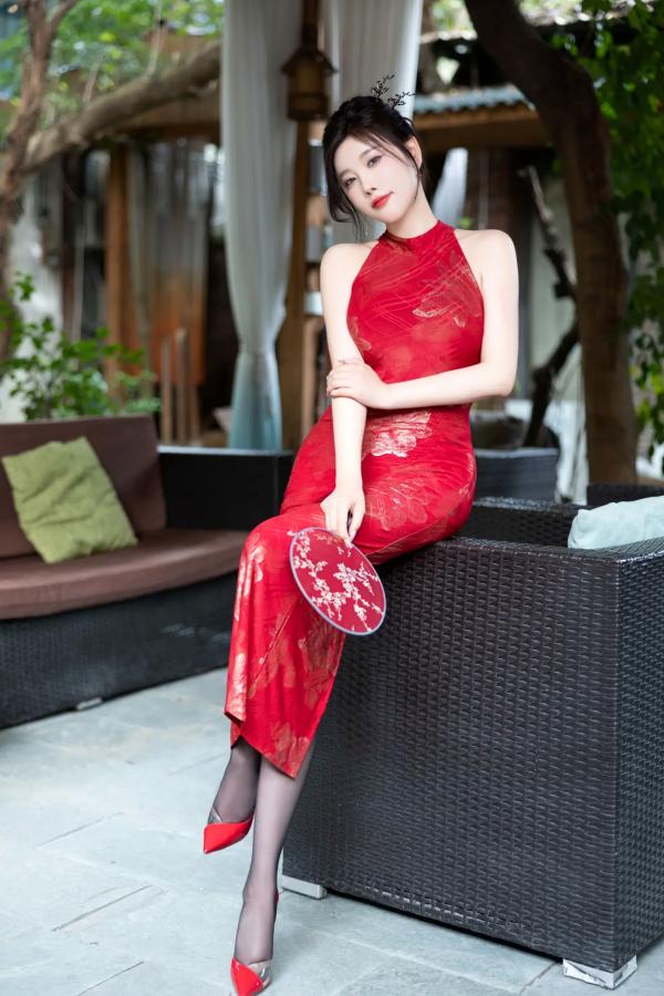 杨晨晨 sugar小甜心CC  杨晨晨红色旗袍古典韵味与闪钻比基尼极致诱惑私房套图，颜值身材双重暴击 [109P]第19张图片