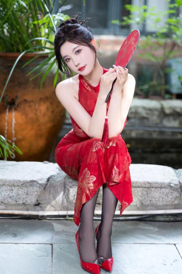 杨晨晨 sugar小甜心CC  杨晨晨红色旗袍古典韵味与闪钻比基尼极致诱惑私房套图，颜值身材双重暴击 [109P]第23张图片