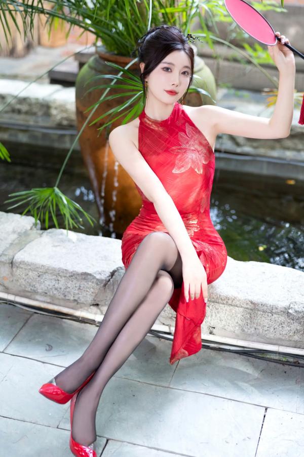 杨晨晨 sugar小甜心CC  杨晨晨红色旗袍古典韵味与闪钻比基尼极致诱惑私房套图，颜值身材双重暴击 [109P]第25张图片