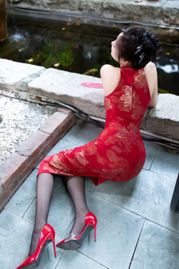 杨晨晨 sugar小甜心CC  杨晨晨红色旗袍古典韵味与闪钻比基尼极致诱惑私房套图，颜值身材双重暴击 [109P]第26张图片