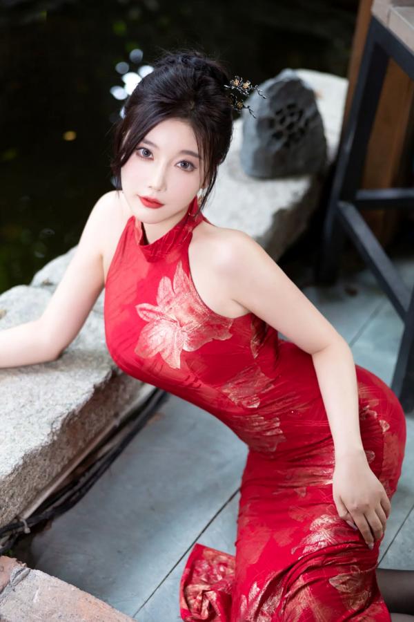 杨晨晨 sugar小甜心CC  杨晨晨红色旗袍古典韵味与闪钻比基尼极致诱惑私房套图，颜值身材双重暴击 [109P]第28张图片