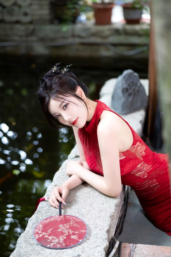 杨晨晨 sugar小甜心CC  杨晨晨红色旗袍古典韵味与闪钻比基尼极致诱惑私房套图，颜值身材双重暴击 [109P]第30张图片