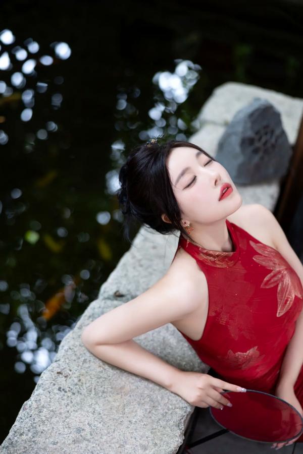 杨晨晨 sugar小甜心CC  杨晨晨红色旗袍古典韵味与闪钻比基尼极致诱惑私房套图，颜值身材双重暴击 [109P]第31张图片