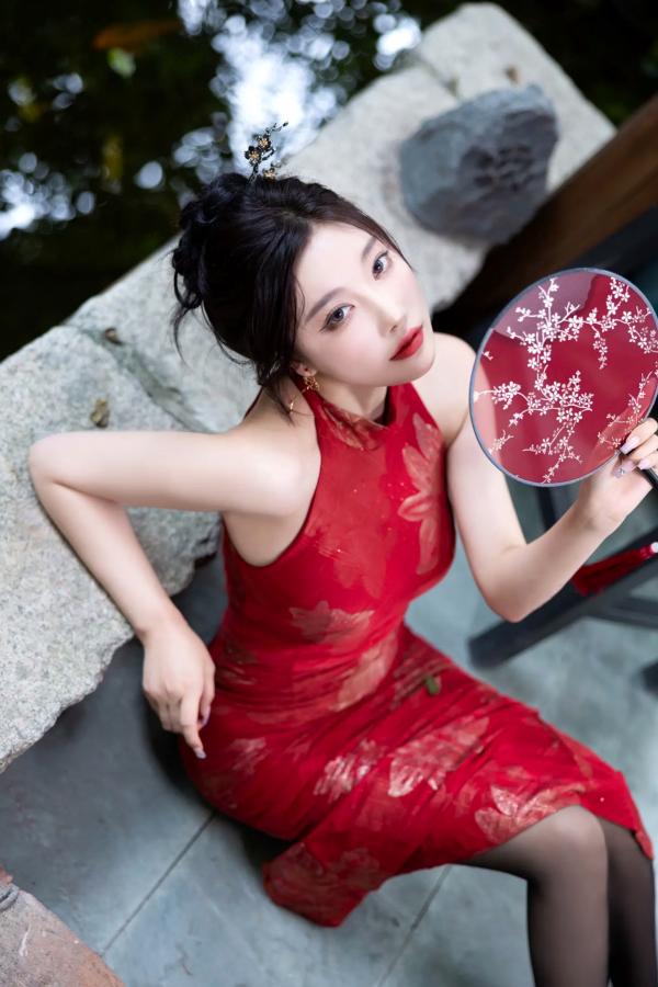 杨晨晨 sugar小甜心CC  杨晨晨红色旗袍古典韵味与闪钻比基尼极致诱惑私房套图，颜值身材双重暴击 [109P]第32张图片